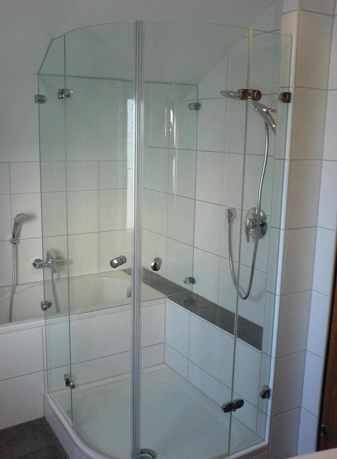 Arano 260 U-Kabine mit Sockelanschluss und Dachschräge Arano 260 U-Kabine mit Sockelanschluss und Dachschräge