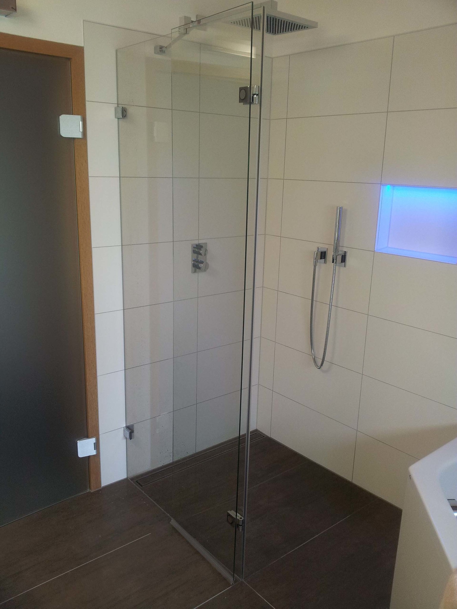 Walk In Dusche mit schmaler Türe zum nach aussen wegklappen Walk In Dusche mit schmaler Türe zum nach aussen wegklappen