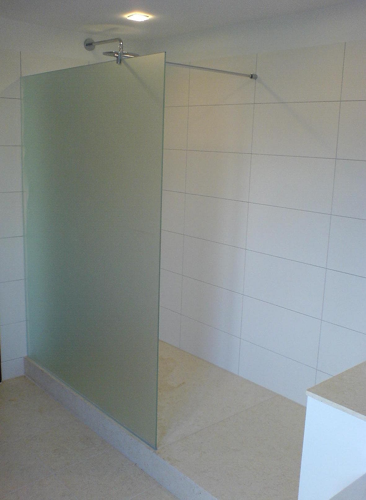 Walk In Dusche mit satiniertem Glas geklebt und Haltestange zur Stabilisation Walk In Dusche mit satiniertem Glas geklebt und Haltestange zur Stabilisation