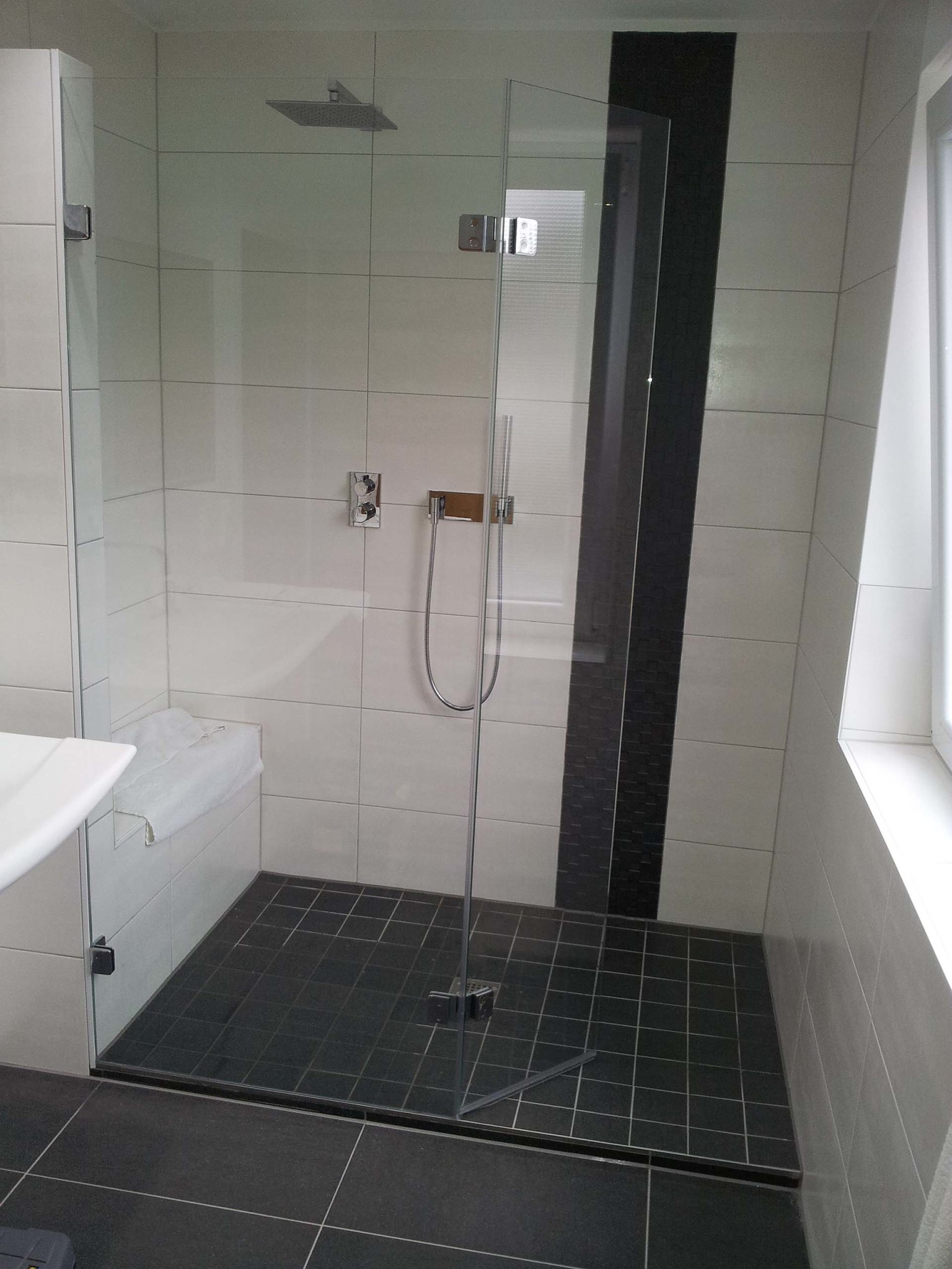 Walk In Dusche mit schmaler Türe im 45° Winkel zum nach innen wegklappen Walk In Dusche mit schmaler Türe im 45° Winkel zum nach innen wegklappen