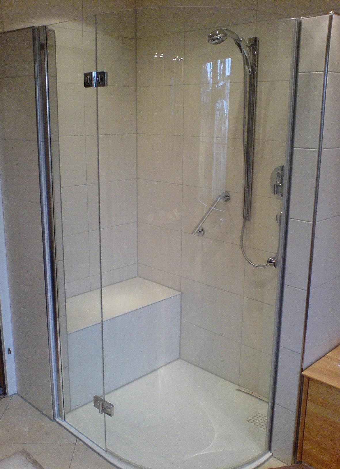 Viertelkreisdusche mit einer Türe und Anschluss an Vormauerung Viertelkreisdusche mit einer Türe und Anschluss an Vormauerung