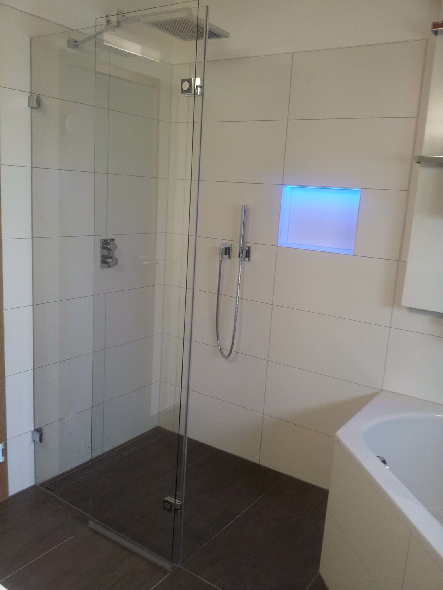 Midra Festteil mit schmaler Türe zum nach aussen wegklappen als Walk In Dusche (1) Midra Festteil mit schmaler Türe zum nach aussen wegklappen als Walk In Dusche (1)