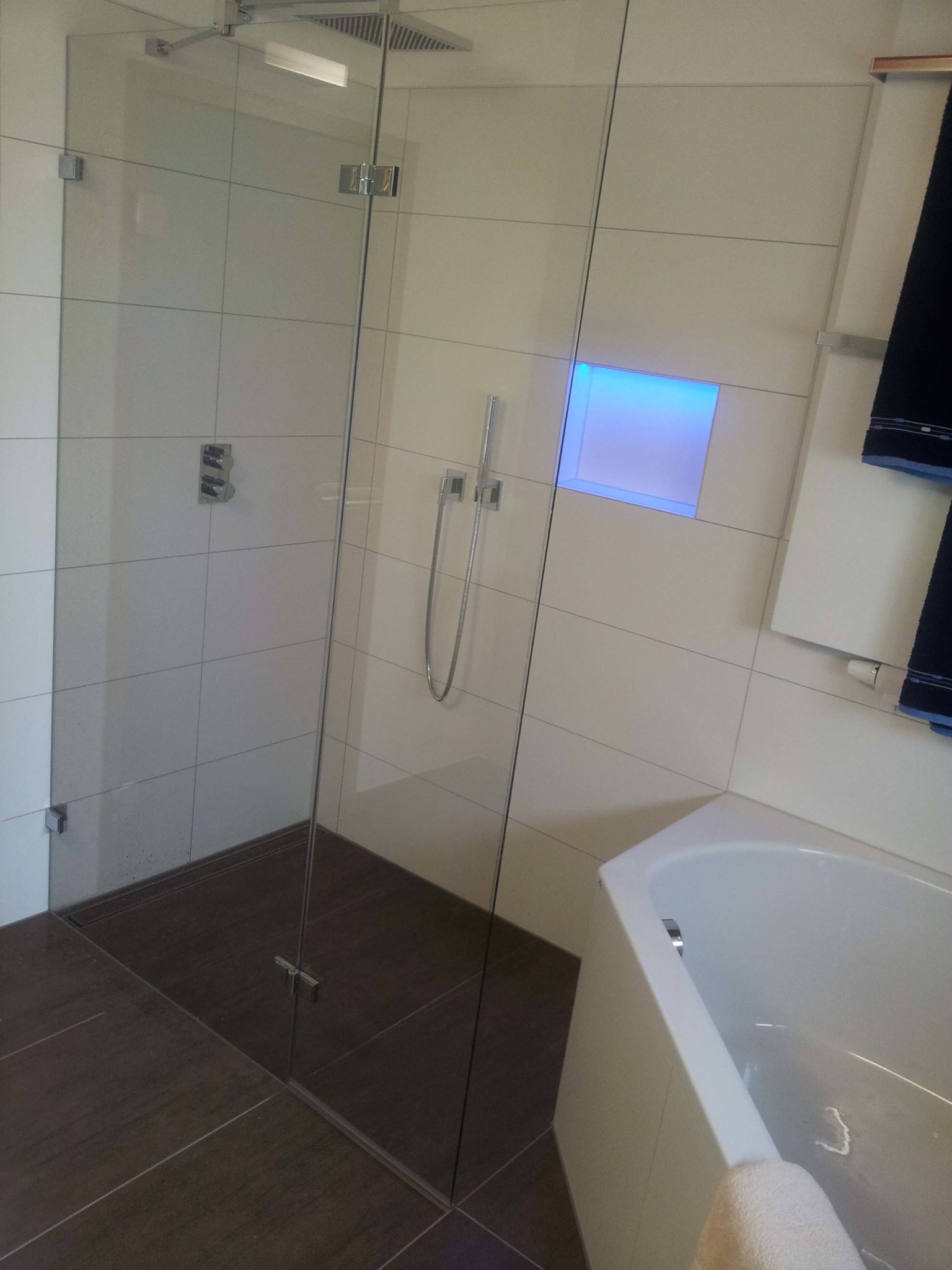 Midra Festteil mit schmaler Türe zum nach aussen wegklappen als Walk In Dusche (2) Midra Festteil mit schmaler Türe zum nach aussen wegklappen als Walk In Dusche (2)